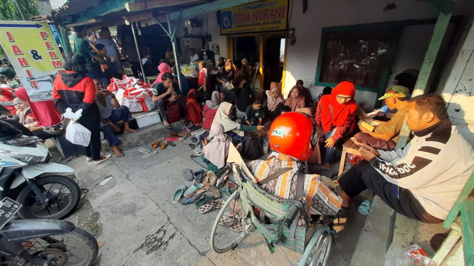 Relawan Suket Teki Nusantara Bagi Bagi Sembako Ke Puluhan Penyandang