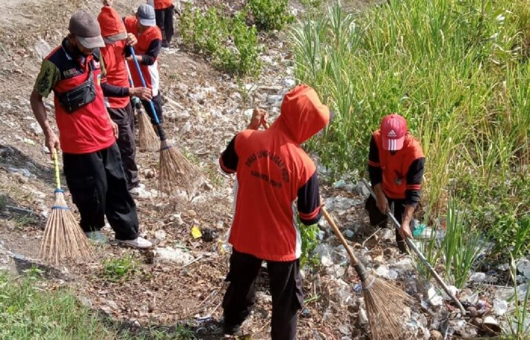 Selama Lebaran Warga Kediri Buang Ratusan Ton Sampah Plastik Dalam Sehari