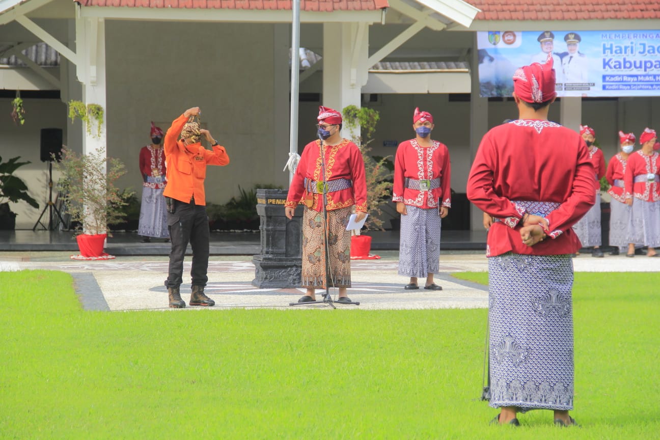 Mas Dhito (tengah) mengenakan baju dan udeng khas Kediri (Dok.