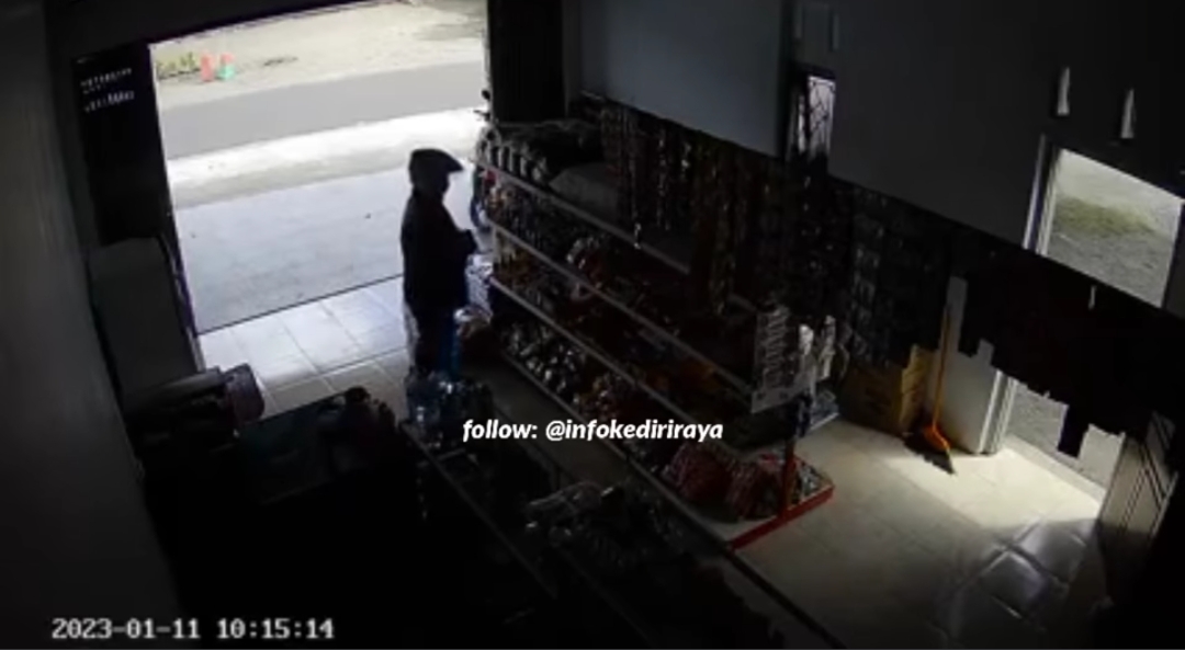 Seorang kedapatan mencuri di toko kelontong terekan CCTV.