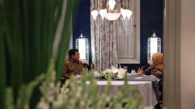 Foto Prabowo dan Khofifah makan malam bersama di Surabaya (Suara.com)