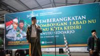 Ketua PCNU Kota Kediri KH Abu Bakar Abdul Jalil memberangkatkan 1.500 Nahdliyyin ke resepsi Satu Abad NU (Istimewa)