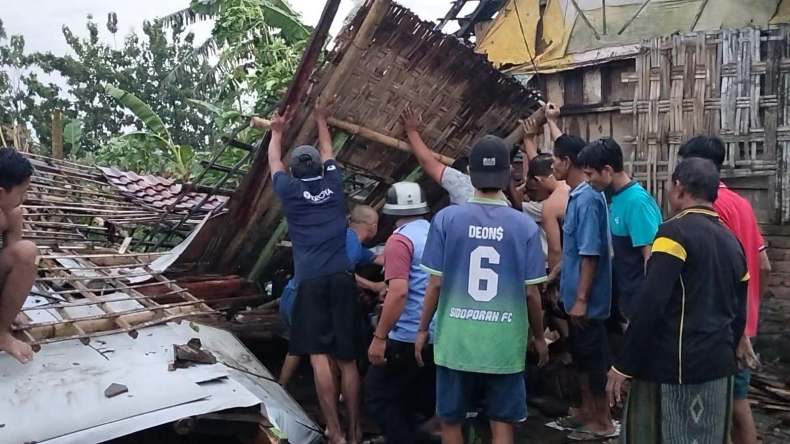 Evakuasi rumah yang roboh di Jombang (Karimatul Maslahah/Metara)
