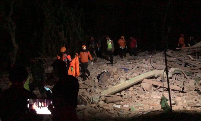Foto : Rumah Korban ledakan di Blitar Rata Dengn Tanah Akibat Dari dampak ledakan dahsyat (Bahtiar/ Metaranews.co)