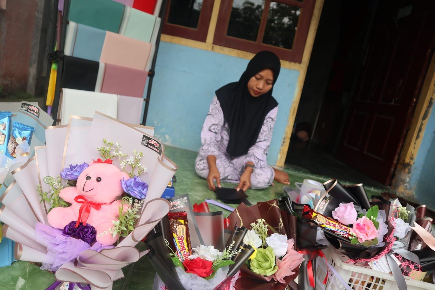 Foto : Khoirul Hidayah saat membuat buket valentine bunga di rumahnya. Senin (13/2/2023).(Karimatul Maslahah/Metara)