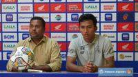 Foto: Pelatih dan Pemain Persik Kediri Divaldo Alves, M Khanafi saat konferensi pers usai pertandingan, Minggu (19/2/2023). (Dok persik)