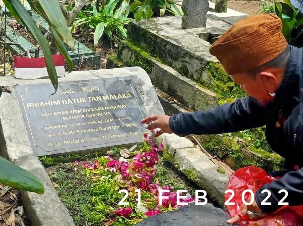 Ketua DK4 Imam Mubbarok saat berkunjung ke Makam Tan Malaka (Istimewa)