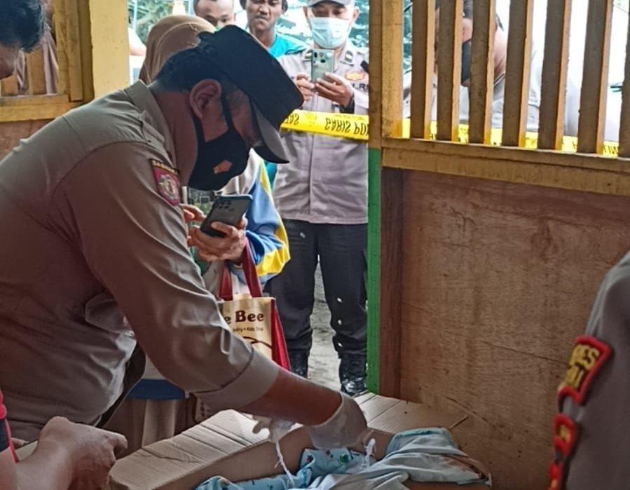 Polisi memeriksa temuan bayi di sebuah warung di Kediri(Dok. Polisi)