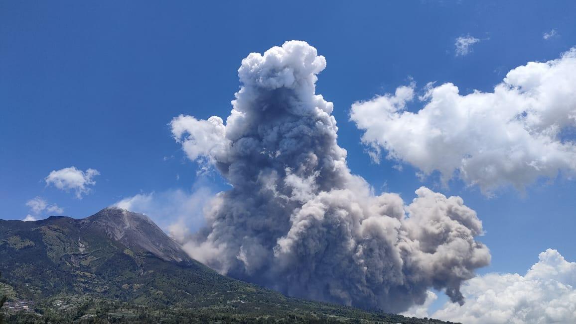 Gunung Merapi erupsi