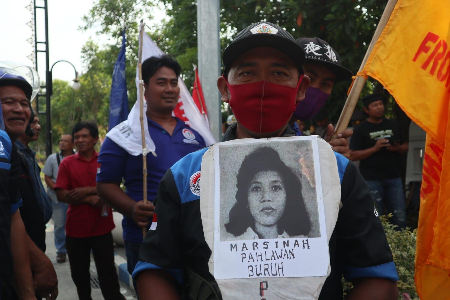 Anggota GSBI saat melakukan demo peringati kematian Marsinah di depan kantor Disnaker Jombang, Selasa (9/5/2023) (Karimatul Maslahah/Metara)