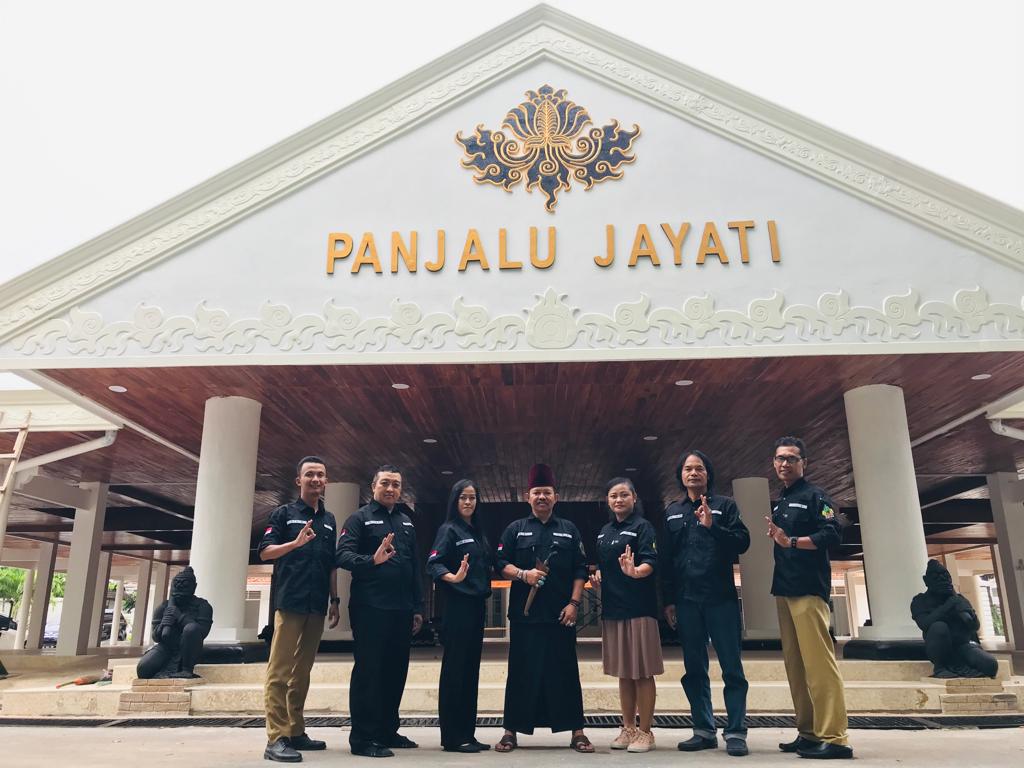 Dewan Kesenian dan Kebudayaan Kabupaten Kediri berkumpul di depan Pendopo Kabupaten Kediri (Istimewa)