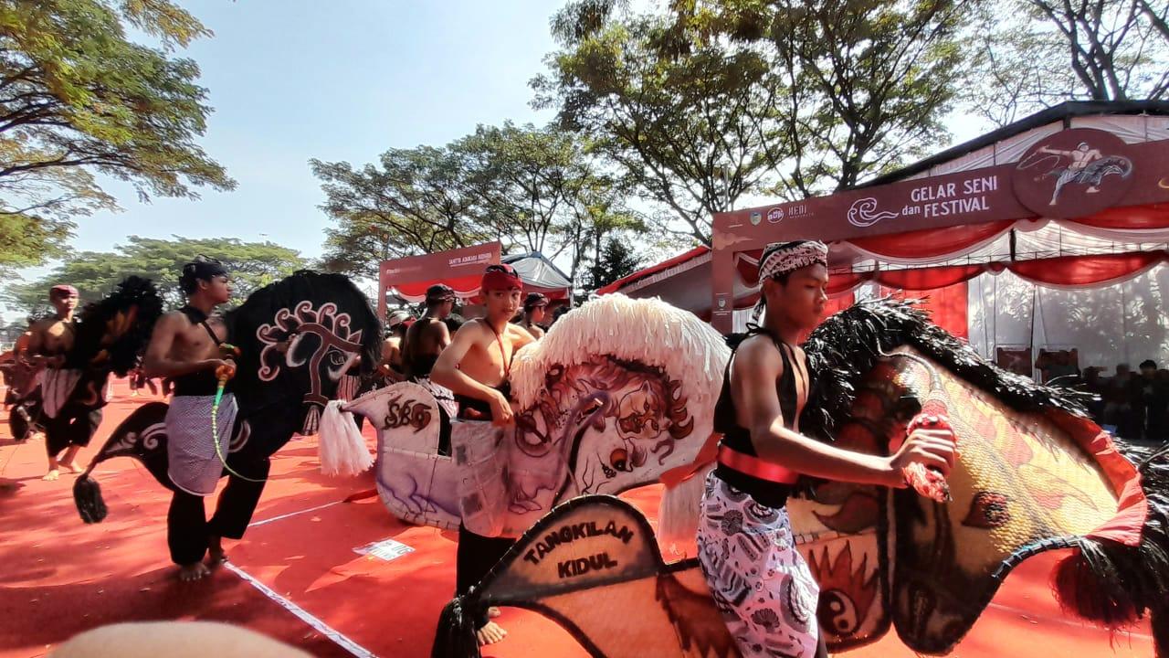 Foto : Ratusan pelajar mengikuti Gelar Seni dan Festival Jaranan Jawa di Simpang Lima Gumul Kediri, Minggu (21/5/2023) (Maulida/metaranews.co)