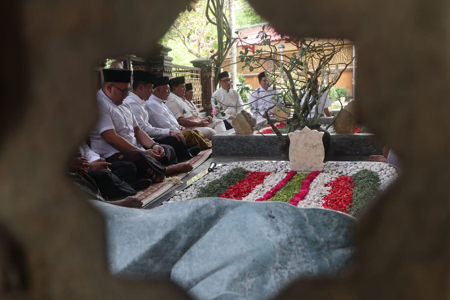 Menhan Prabowo saat berkunjung ke Makam KH Hasyim Asyari (Karimatul Maslahah/Metara)