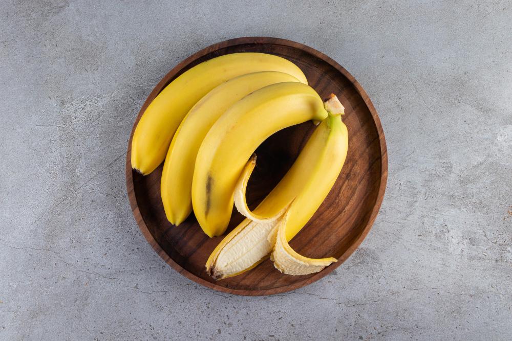 ilustrasi pisang segar dihidangkan dimeja (Freepik)
