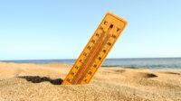 ilustrasi termometer di pantai saat cuaca panas ekstrem (Freepik)