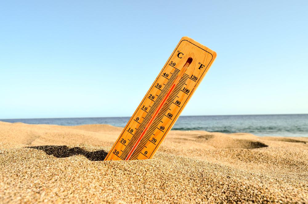 ilustrasi termometer di pantai saat cuaca panas ekstrem (Freepik)