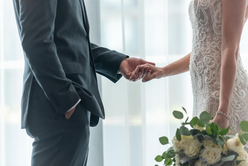 ilustrasi: pengantin saling berpegangan tangan (Freepik)