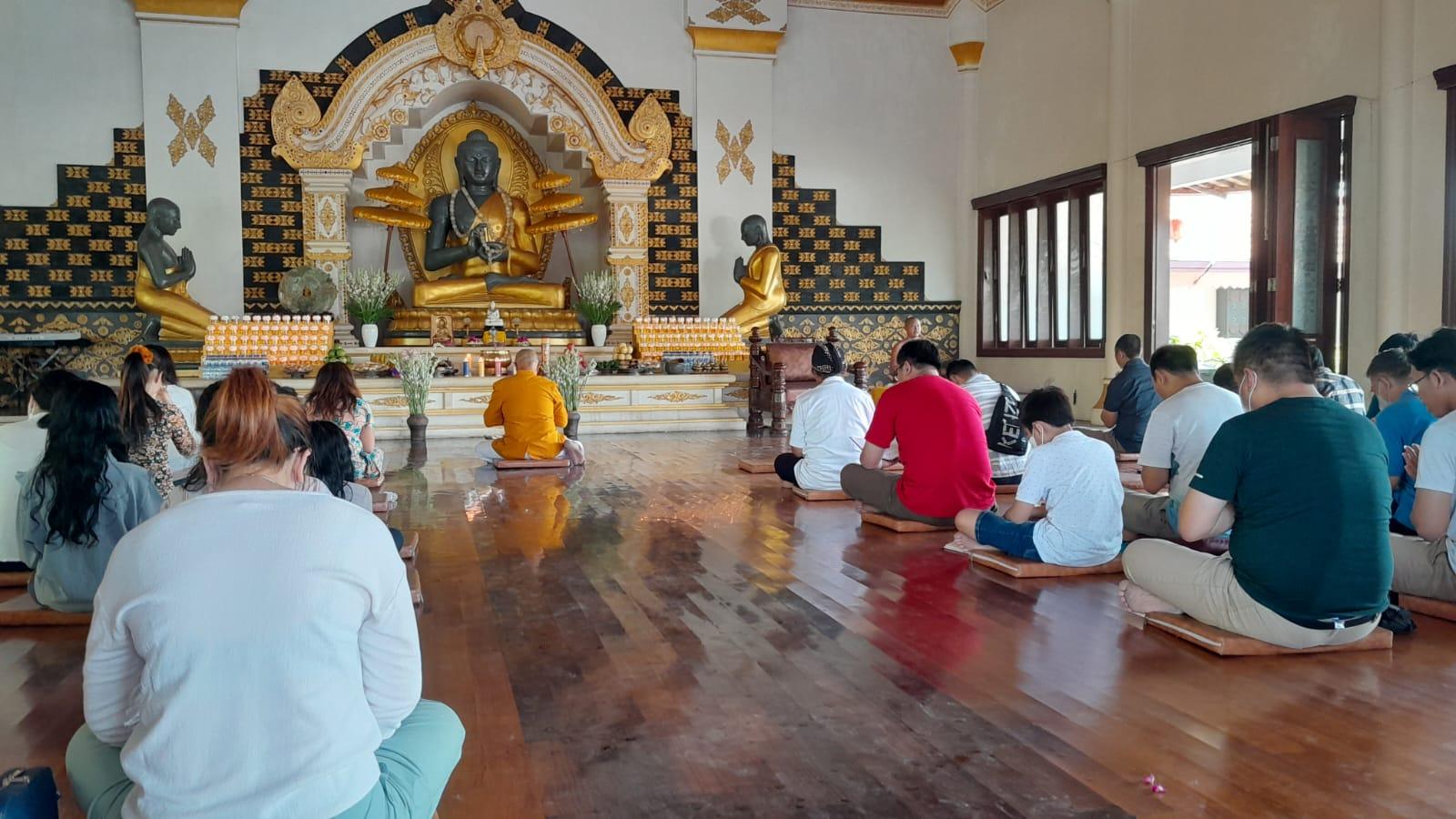 Perayaan Hari Raya Tri Suci Waisak 2567 BE digelar dengan penuh suka cita oleh para umat Buddha di Vihara Wreda Jayasaccako, Kelurahan Semampir Kota Kediri (Maulida/Metara)