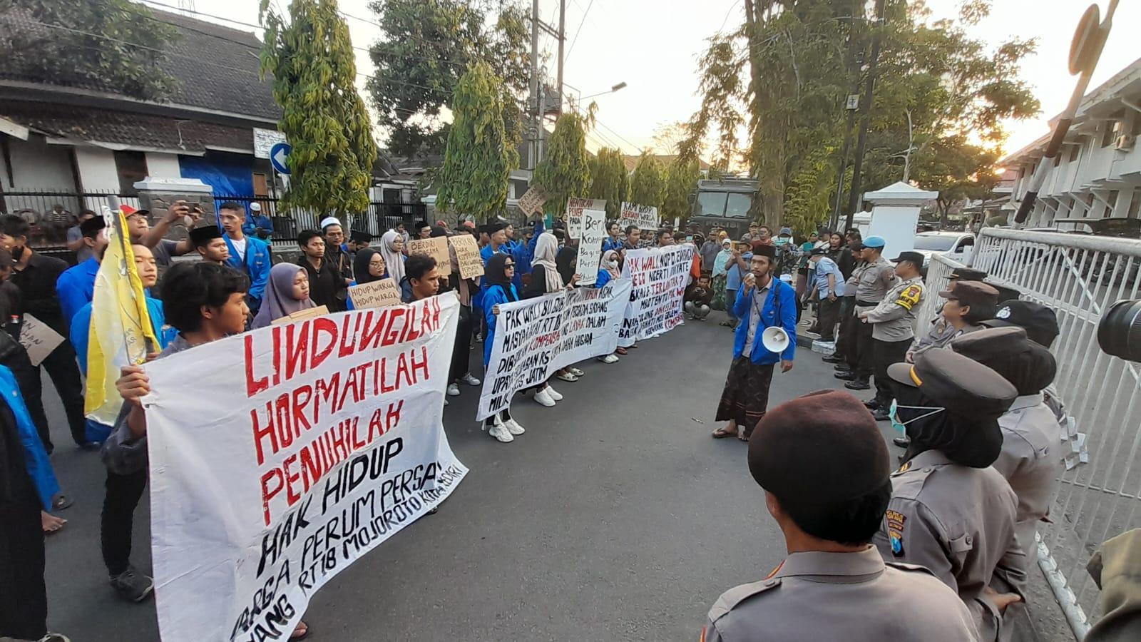Aksi demo warga Persada Sayang dan PMII Kediri di Balai Kota Kediri (Maulida/Metara)