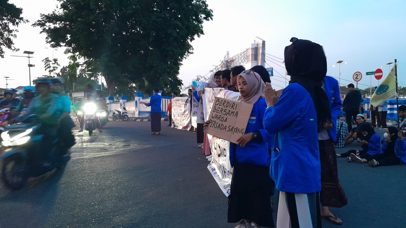 Aksi Long March warga Persada Sayang dan PMII Kediri menuju Pemkot Kediri (Maulida/Metara)