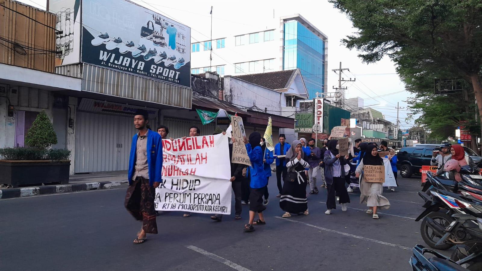 Aksi Long March warga Persada Sayang dan PMII Kediri (Maulida/Metara)