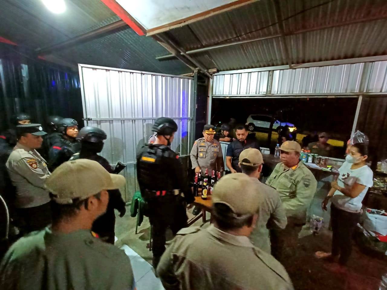 Tim gabungan melakukan razia Miras di kafe kawasan GOR Joyoboyo Kota Kediri (Humas Polres Kediri Kota)