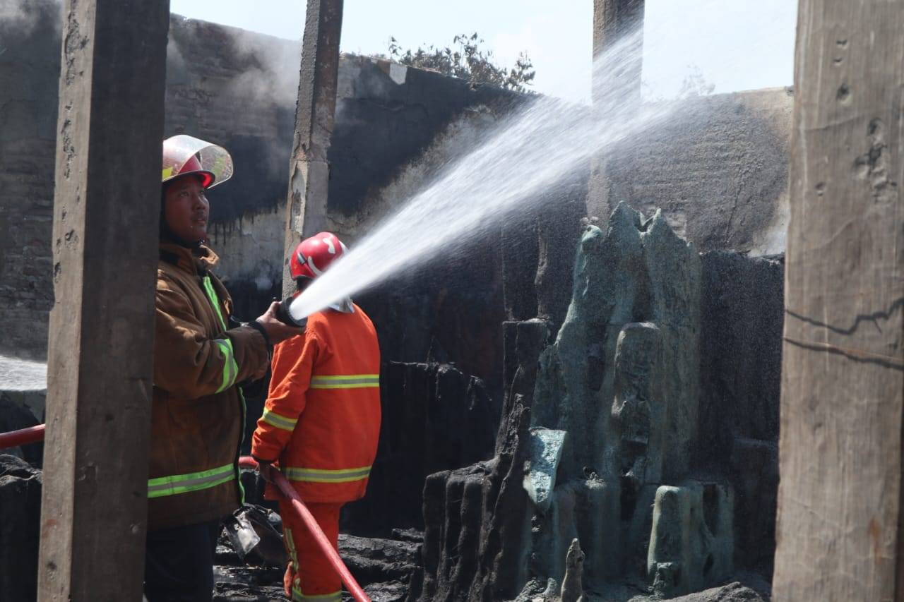 Pemadam Kebakaran berusaha memadamkan api yang menjalar di gudang platik di Jombang (Karimatul Maslahah/Metara)