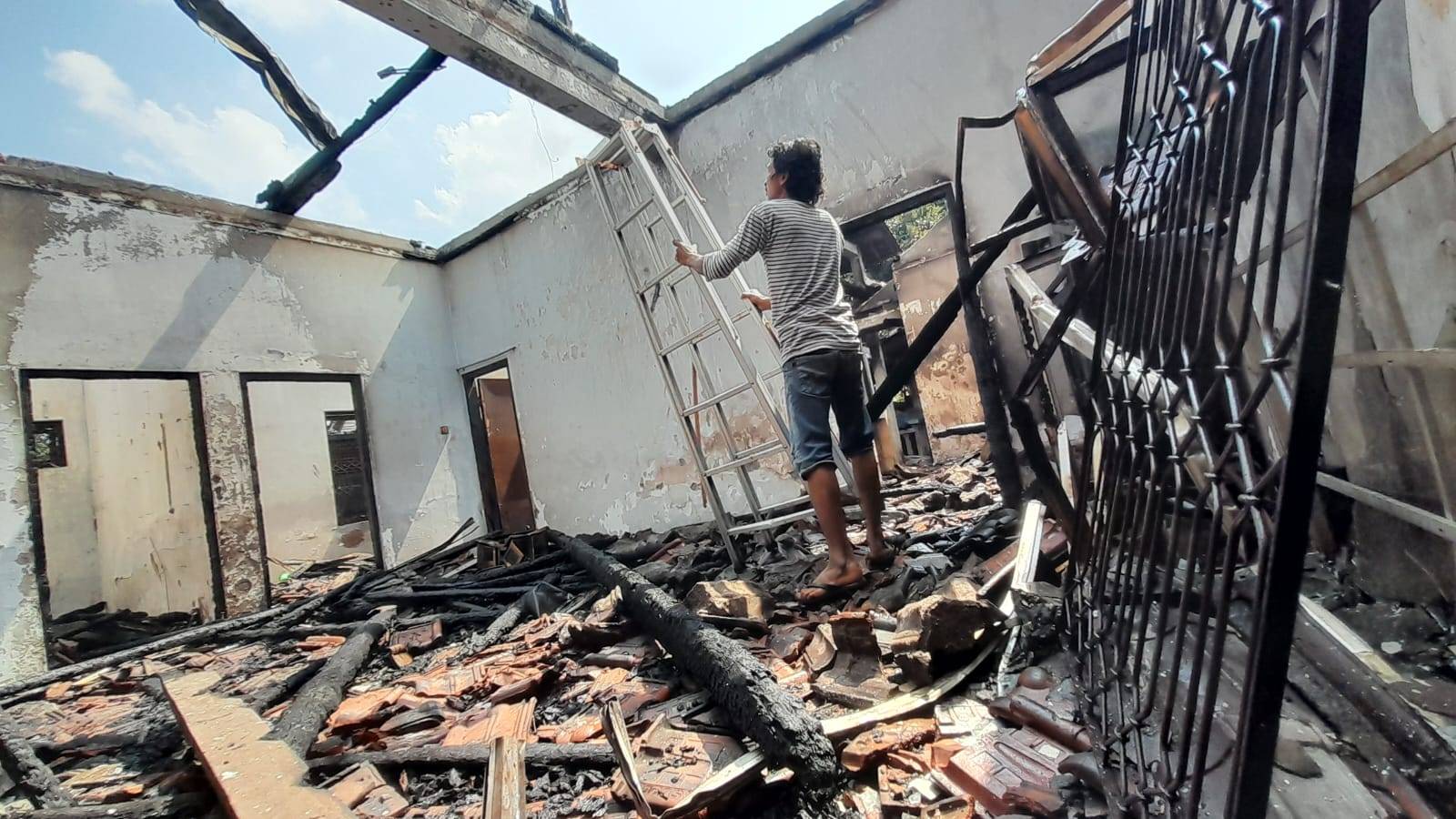 Rumah warga Plosoklaten Kediri Hangus usai terbakar (Maulida/Metara)