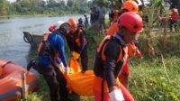Petugas mengevakuasi jenazah di utara Jembatan Semampir (Dokumen BPBD Kota Kediri)