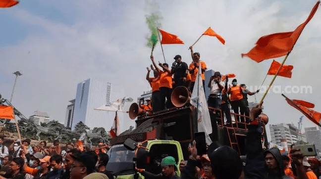 ILUSTRASI: Massa buruh menggelar aksi unjuk rasa di Kawasan Patung Kuda, Jakarta Pusat, Rabu (12/10/2022). [Suara.com)