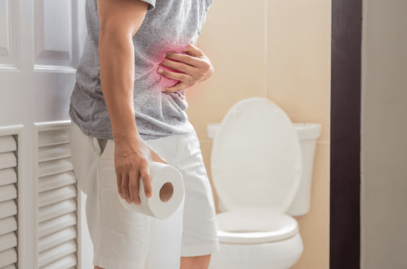 ilustrasi pria menahan sakit perut dan memegang tisu roll toilet (freepik)