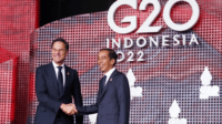 ilustrasi perdana menteri belanda Mark Rutte dan Presiden RI Jokowi bersalaman saat G20 Indonesia (instagram/ mark rutte)