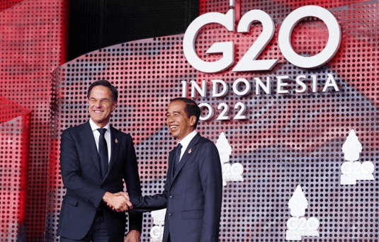 ilustrasi perdana menteri belanda Mark Rutte dan Presiden RI Jokowi bersalaman saat G20 Indonesia (instagram/ mark rutte)