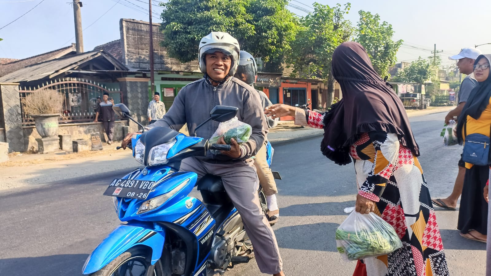 Pembagian sayur oleh Emak-emak Gemar pendukung Gus Muhaimin (Ubaidhillah/Metara)