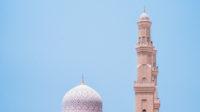 ilustrasi masjid yang indah dengan langit biru (freepik)
