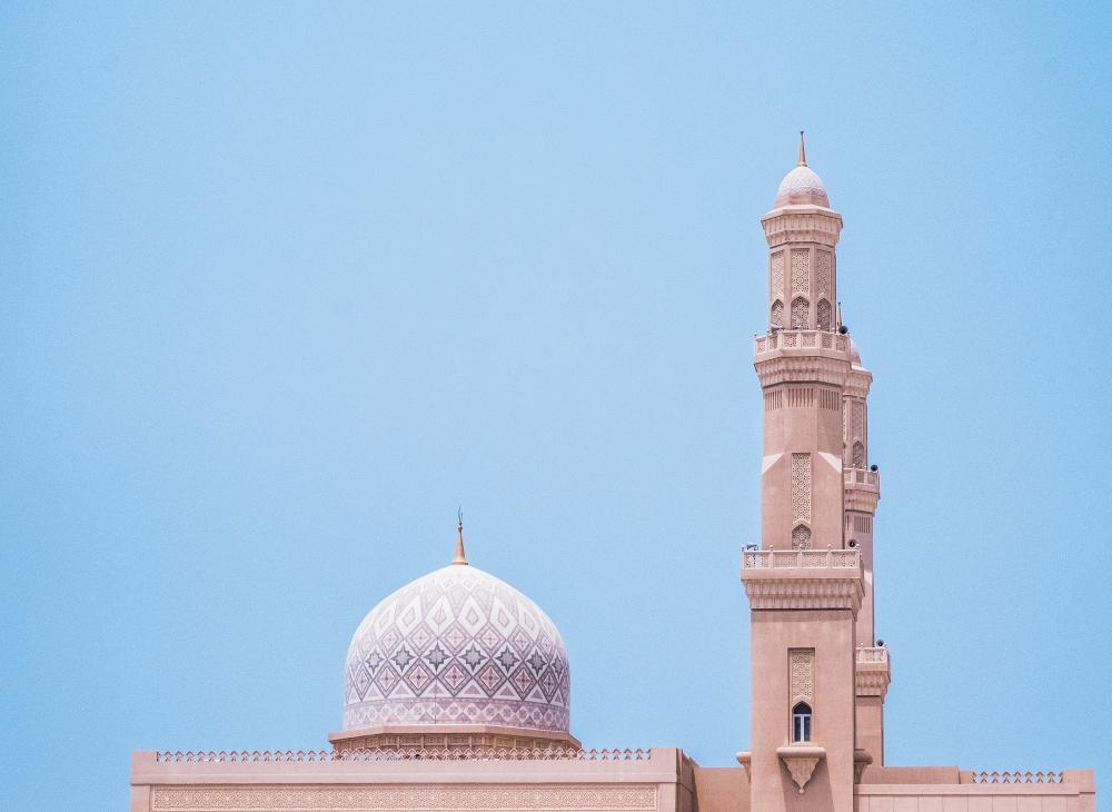 ilustrasi masjid yang indah dengan langit biru (freepik)