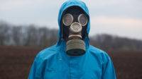 ilustrasi seseorang menggunakan masker anti gas beracun (freepik)