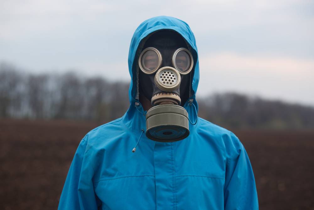 ilustrasi seseorang menggunakan masker anti gas beracun (freepik)