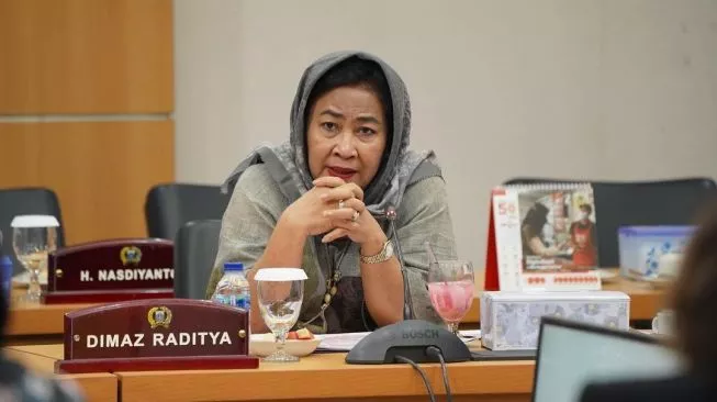 Anggota DPRD DKI Jakarta dari Fraksi PDIP Cinta Mega bikin heboh lantaran diduga asyik bermain game judi slot saat menghadiri Rapat Paripurna DKI Jakarta yang digelar Kamis (20/7/2023). (Instagram @cinta.megaa)