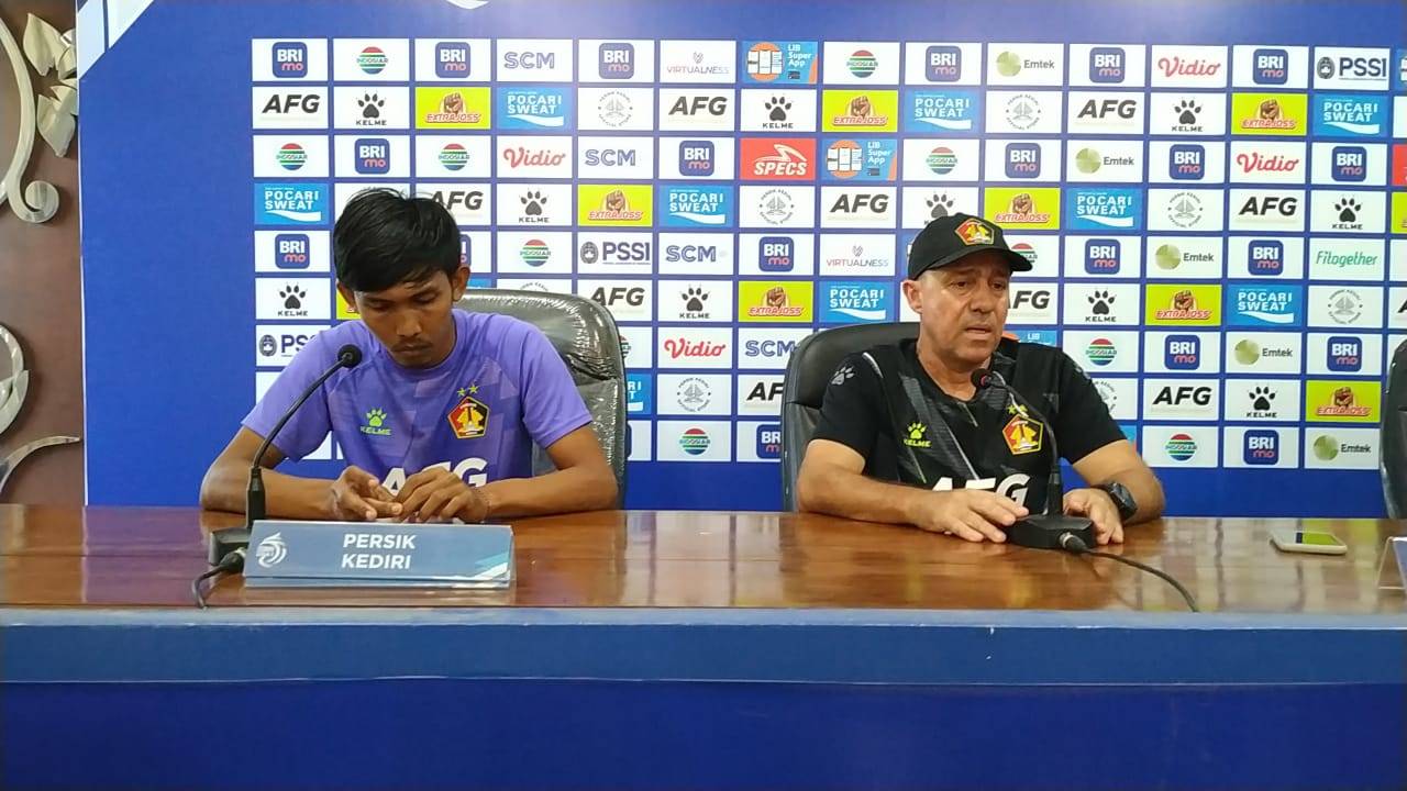 Pelatih Persik Kediri, Marcelo Rospide (Kanan) bersama Yusuf Meilana (kiri) saat konferensi pers (Maulida/Metara)