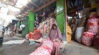 Foto : Pedagang Pasar Wates yang berada di Tempat Penampungan Sementara (TPS), Rabu (12/7/2023) (Maulida/Metara)