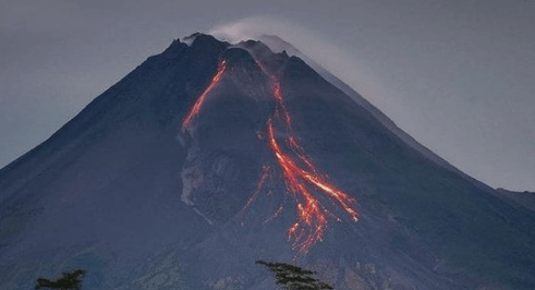 ilustrasi gunung merapi mengeluarkan lava (pinterest)