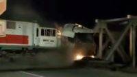 Screenshot Kereta Api Brantas menabrak truk di Semarang yang viral di Medsos.