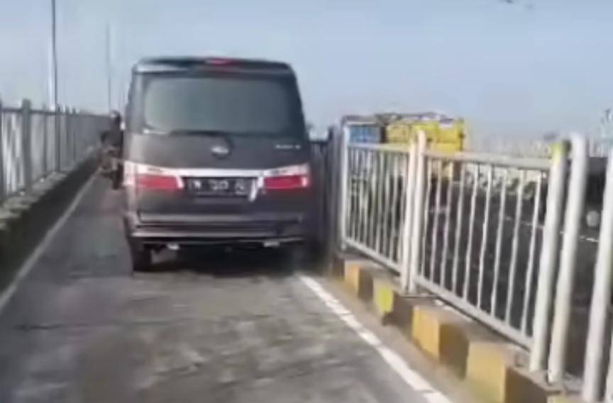 Viral Mobil Melintasi Jalur Motor di Jembatan Suramadu, Warganet: Balas Dendam Kayaknya (instagram/ wecarebangkalanmadura)