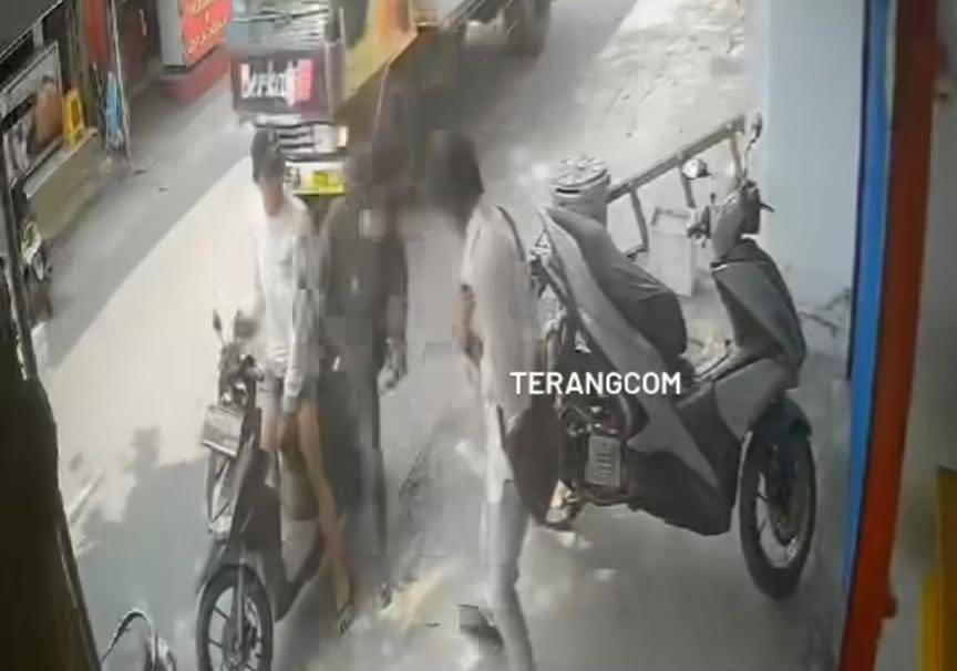 Viral Aksi Nekat Begal HP di Siang Bolong Terekam CCTV (instagram/ terang media)