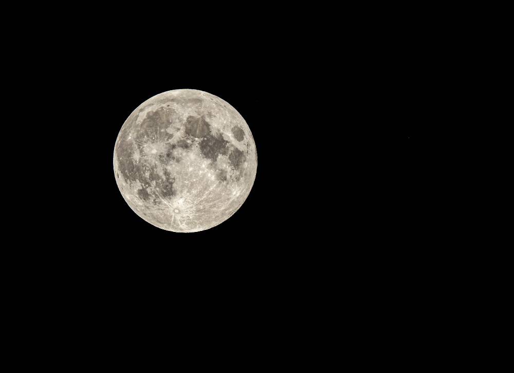 ilustrasi bulan bersinar terang, full moon (freepik)