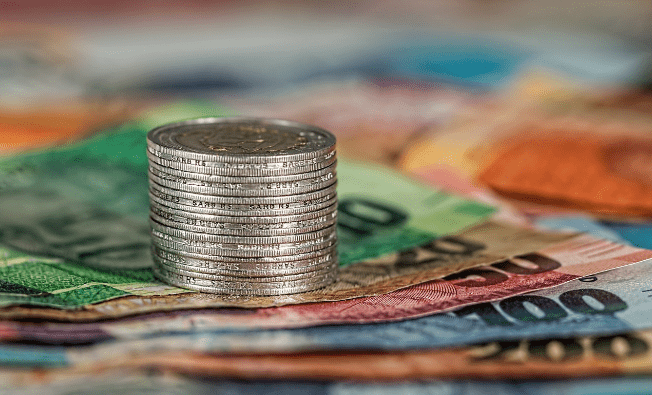 ilustrasi uang koin dan uang kertas dunia (pixabay)
