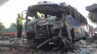 Bus Sugeng Rahayu hancur bagian depan usai menabrak bangunan di Jl Raya Sawahan Jombang, Selasa (8/8/2023) (beritajatim)