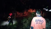 Petugas gabungan pada saat memadamkan api dengan alat seadanya di Desa Gumeng, Kecamatan Gondang, Kabupaten Mojokerto, Rabu (16/8/2023) (suara/BPBD Kabupaten Mojokerto)