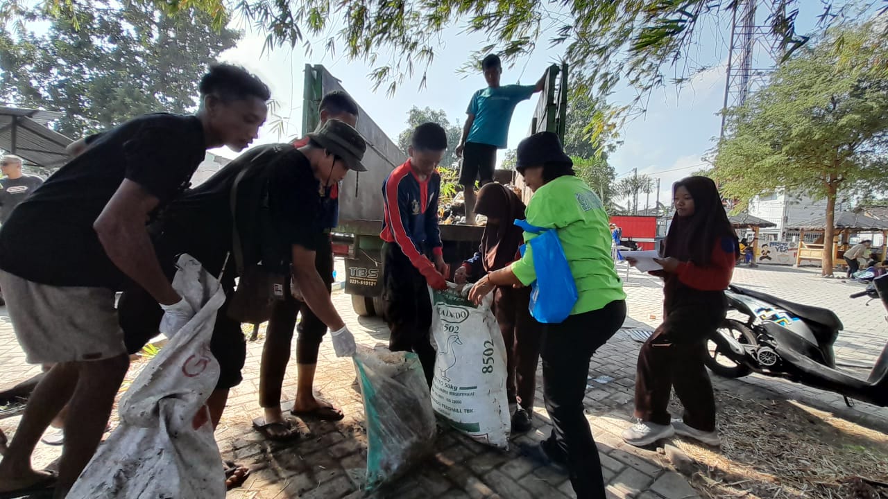 Relawan Peduli Lingkungan di Kedir mengangkut sampah dari Sungai Kedak (Maulida/Metara)